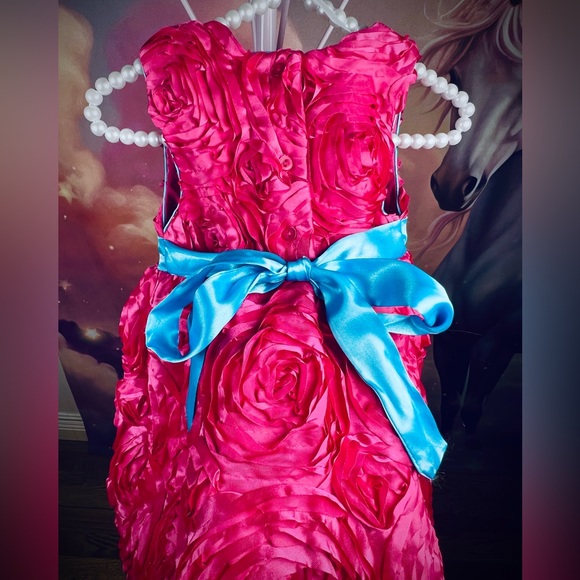 NEW vibrant pink fashion dress. Beautiful délicat détail. Quality is A1. - Picture 2 of 4